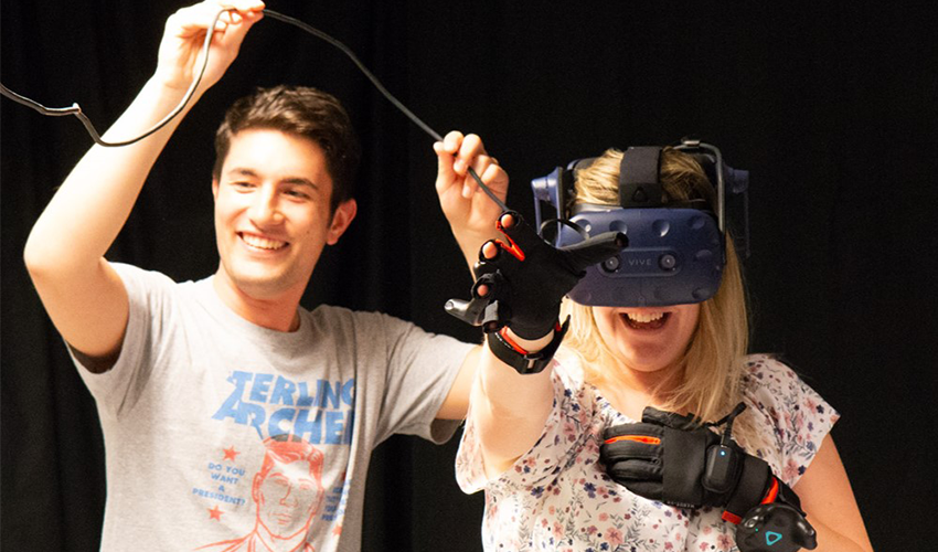 Students using VR-equipment. Photo.